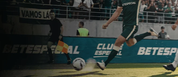 Peça da BETESPECIAL com os painéis da marca no estádio